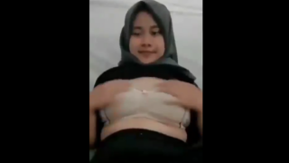 Gadis Jilbab Kesepian Sedang Asik Main Apem Nya Sendiri