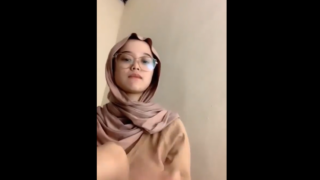 Gatahan Di Tinggal Suaminya Kerja Jauh Cewe Jilbab Ini Asik Main Sendiri